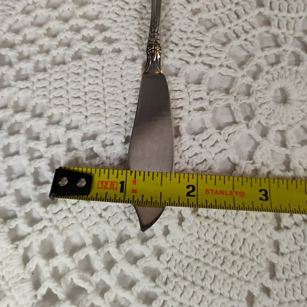 Oneida USA master butter knife Wordsworth pattern circa 1990s floral scroll patt